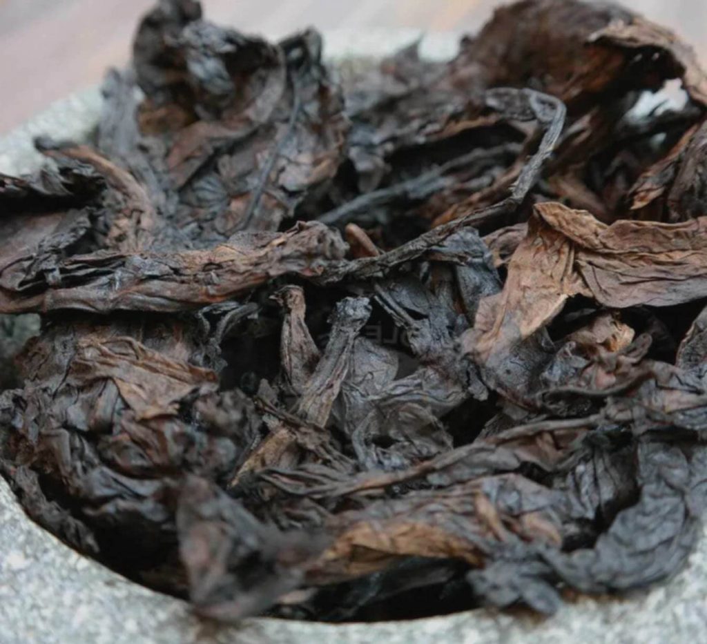  пучок высушенных листьев средиземноморского табака, готовых к процессу смешивания.